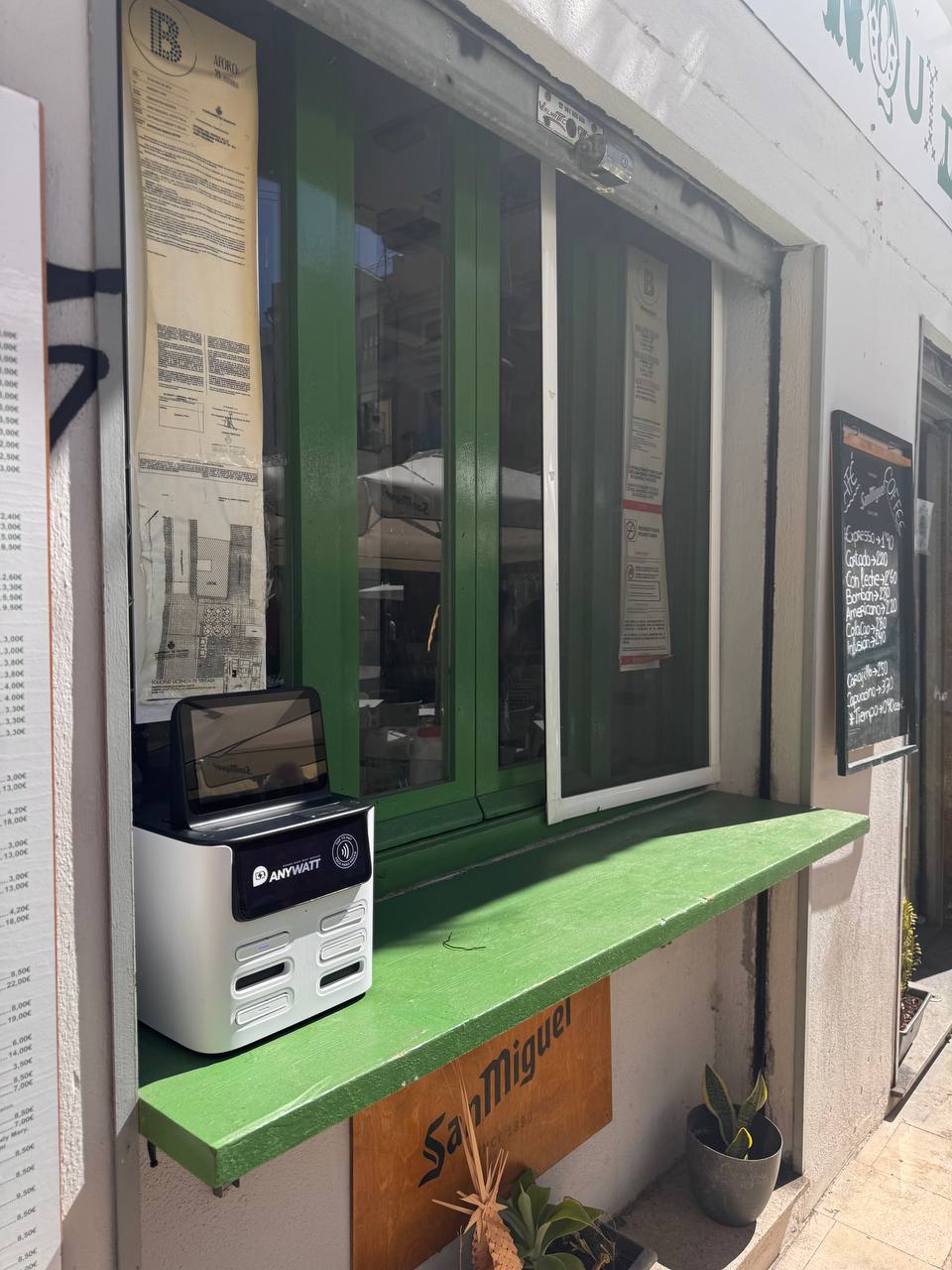 Power bank rental at Blanquita Bar, Valencia
